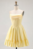 Vestido de cóctel corto con corsé amarillo sin tirantes con cuentas