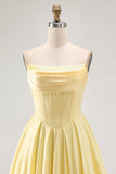 Vestido de cóctel corto con corsé amarillo sin tirantes con cuentas