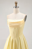 Vestido de cóctel corto con corsé amarillo sin tirantes con cuentas