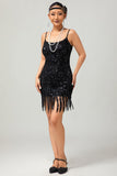 Vestido negro con tirantes finos y lentejuelas con flecos de la década de 1920 con conjunto de accesorios
