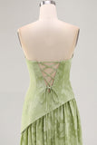 Vestido de dama de honor verde salvia estampado floral sin tirantes con abertura