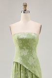 Vestido de dama de honor verde salvia estampado floral sin tirantes con abertura