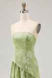 Vestido de dama de honor verde salvia estampado floral sin tirantes con abertura