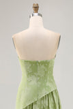 Vestido de dama de honor verde salvia estampado floral sin tirantes con abertura