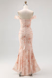 Vestido de invitada de boda fruncido con estampado de sirena champán con hombros descubiertos