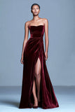 Vestido formal de terciopelo burdeos sin tirantes con abertura