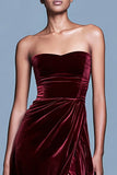 Vestido formal de terciopelo burdeos sin tirantes con abertura