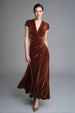 Vestido largo de fiesta navideña con cuello en V fruncido de terciopelo caramelo