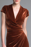 Vestido largo de fiesta navideña con cuello en V fruncido de terciopelo caramelo