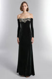 Vestido largo de fiesta navideña de terciopelo negro con hombros descubiertos