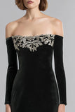 Vestido largo de fiesta navideña de terciopelo negro con hombros descubiertos