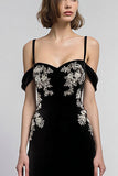 Vestido largo de fiesta de vacaciones con vaina de hombros descubiertos de terciopelo negro