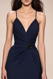 Vestido largo de noche con tirantes finos fruncidos en forma de línea A azul oscuro