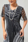 Vestido ajustado de la década de 1920 con cuello en V de lentejuelas plateadas negras y borlas
