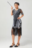 Vestido ajustado de la década de 1920 con cuello en V de lentejuelas plateadas negras y borlas