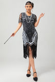 Vestido ajustado de la década de 1920 con cuello en V de lentejuelas plateadas negras y borlas