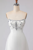 Vestido largo largo de satén blanco sin tirantes con cuentas en línea A