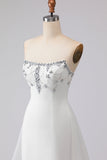 Vestido largo largo de satén blanco sin tirantes con cuentas en línea A