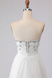 Vestido largo largo de satén blanco sin tirantes con cuentas en línea A