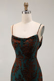 Vestido largo de dama de honor estampado en vaina verde oscuro con abertura