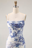 Vestido largo de dama de honor con cuello de cuello vuelto y corsé floral blanco y azul con serpentina