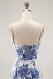 Vestido largo de dama de honor con cuello de cuello vuelto y corsé floral blanco y azul con serpentina