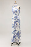 Vestido de dama de honor con diseño floral azul de un hombro y chal