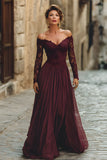 Un vestido de madre de la novia de línea cabernet descubierto de hombros con encaje