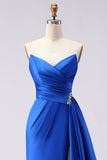 Vestido largo de satén de satén con sirena azul real y tirantes