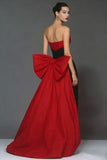 Vestido formal de sirena negro y rojo sin tirantes con lazo