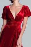 Vestido Formal Largo de Terciopelo Rojo con Cuello en V