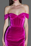 Vestido formal de terciopelo maxi sirena con hombros descubiertos y corsé fucsia