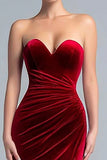 Vestido largo formal de terciopelo con cuello corazón y tubo burdeos con abertura