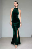 Vestido largo formal de terciopelo verde oscuro con abertura de sirena