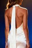 Vestido largo de sirena halter de satén blanco con capa