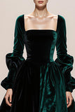 Vestido Formal Largo de Terciopelo Verde Oscuro con Cuello Cuadrado y Manga Larga