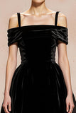Vestido largo formal de terciopelo negro con hombros descubiertos