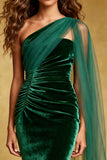 Vestido de noche largo plisado de sirena de un hombro de terciopelo verde oscuro con volantes