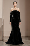 Vestido largo formal de sirena de terciopelo con hombros descubiertos en negro