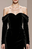 Vestido Formal Largo de Terciopelo Negro con Hombros Descubiertos y Abertura
