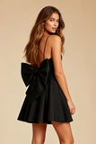 Mini vestido de tirantes finos negros A Line con lazo