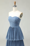 Vestido de dama de honor largo plisado en capas azul polvoriento sin tirantes
