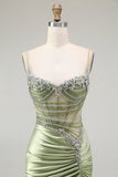 Vestido de fiesta de satén fruncido con corsé de sirena verde con abertura