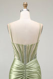 Vestido de fiesta de satén fruncido con corsé de sirena verde con abertura