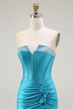 Vestido de fiesta azul con corsé sin tirantes de sirena con abertura de volantes