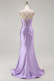 Vestido largo de fiesta con corsé de tirantes finos de sirena morada con cuentas y abertura