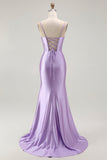 Vestido largo de fiesta con corsé de sirena morado fruncido y abertura con volantes