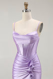 Vestido largo de fiesta con corsé de sirena morado fruncido y abertura con volantes