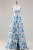 Corsé floral blanco azul sin tirantes de línea A con volantes y vestido largo de graduación con abertura