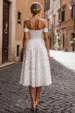 Vestido de novia midi de encaje blanco con hombros descubiertos y apliques